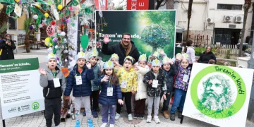 Topladıkları çöplerden atık ağacı yaptılar