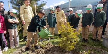 Bolu’da ilkokul öğrencileri fidan dikti