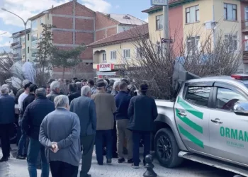 Cami önünde dağıtılan 2 bin fidan dakikalar içerisinde tükendi