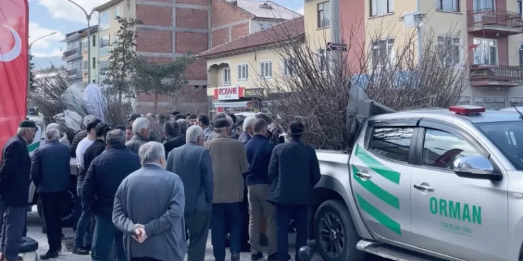 Cami önünde dağıtılan 2 bin fidan dakikalar içerisinde tükendi