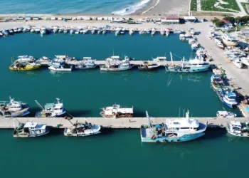 Fırtınalı Akdeniz, balıkçıları barınağa hapsetti