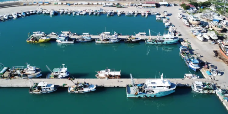 Fırtınalı Akdeniz, balıkçıları barınağa hapsetti