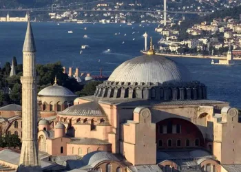 Ayasofya’da Bizans Bayraklı Provokasyon: İki Yunan Turist Tutuklandı