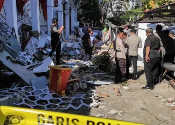 Endonezya’da 7,4 Büyüklüğünde Şiddetli Deprem