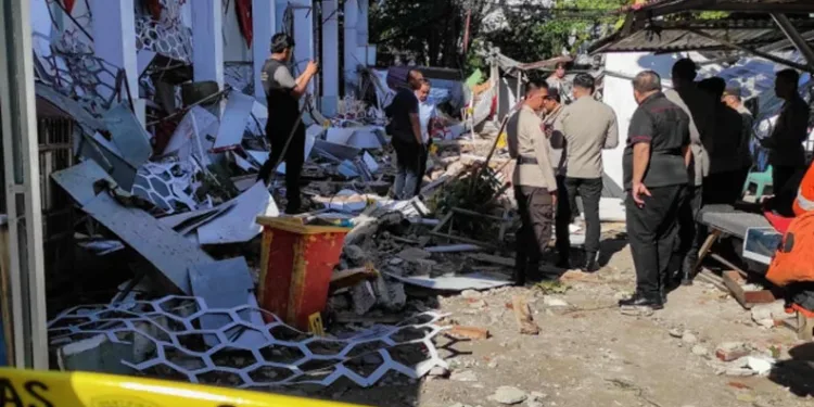 Endonezya’da 7,4 Büyüklüğünde Şiddetli Deprem