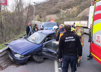 Bursa’da otomobil bariyerlere çarptı: 2 yaralı