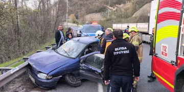 Bursa’da otomobil bariyerlere çarptı: 2 yaralı