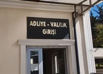 Elazığ’da otomobil mezarlığa girdi: 2 yaralı