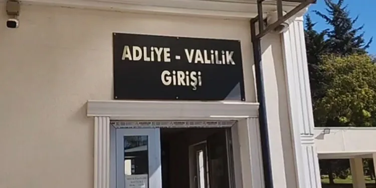 Elazığ’da otomobil mezarlığa girdi: 2 yaralı