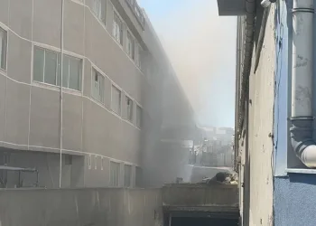 Esenyurt’ta korkutan yangın: Tekstil fabrikası alev alev yandı