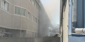 Esenyurt’ta korkutan yangın: Tekstil fabrikası alev alev yandı