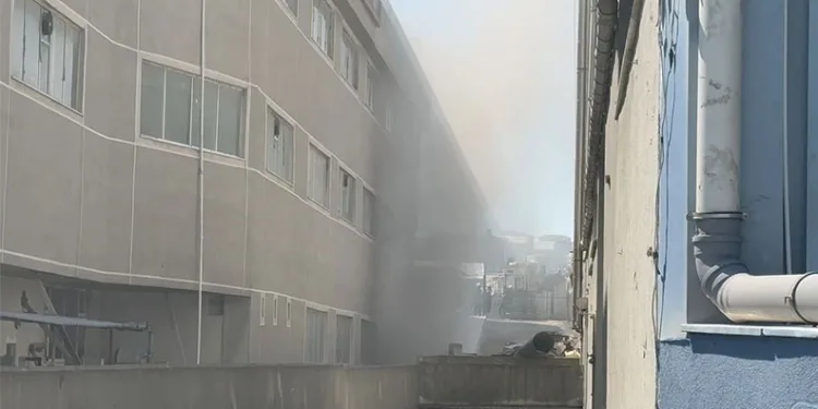 Esenyurt’ta korkutan yangın: Tekstil fabrikası alev alev yandı