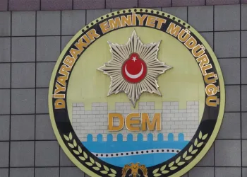 Yayaya çarpmamak için direksiyonu kardı, ağaca çarptı: 6 yaralı