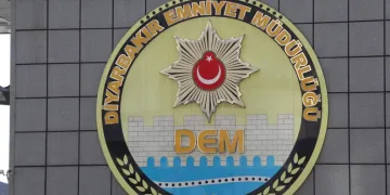 Yayaya çarpmamak için direksiyonu kardı, ağaca çarptı: 6 yaralı