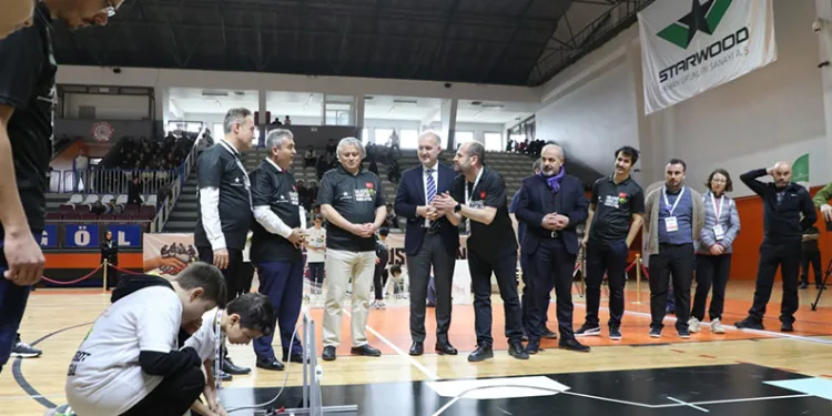 İnegöl’ün mucitleri robotlarını yarıştırdı