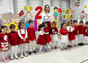 Osmangazi’de 23 Nisan coşkusu: Miniklerden renkli gösteriler