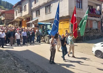 Seferiışıklar’da hacı adayları dualarla uğurlandı