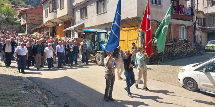 Seferiışıklar’da hacı adayları dualarla uğurlandı