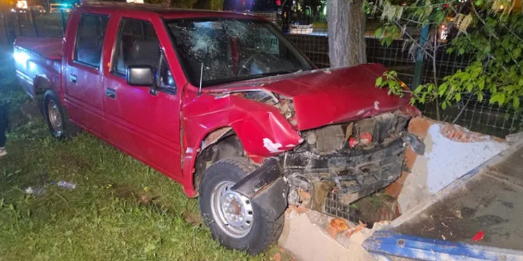 Kontrolü kaybeden kamyonet orta refüje savruldu; 1 yaralı