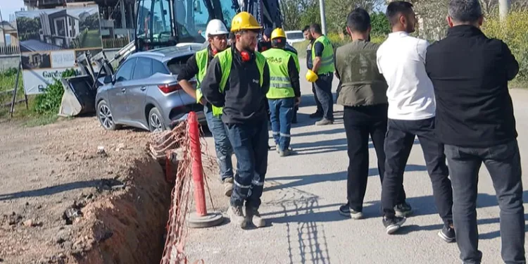 İnegöl’de otomobil iş makinasına çarptı: 1 yaralı
