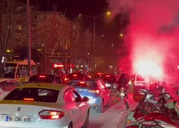 Bursa’da Tarihi Gece! 24 Yıllık Hasret Bitti, Bursalılar Sokaklara Akın Etti