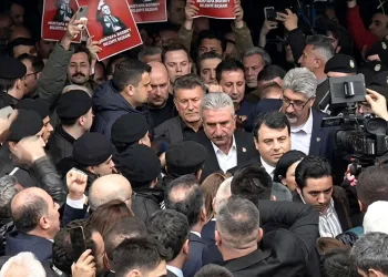 Bursa Büyükşehir Belediyesi önünde gerginlik: CHP’li vekiller içeri alınmadı
