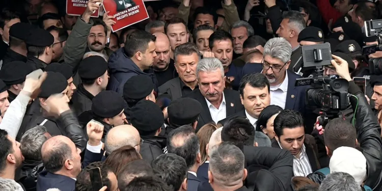 Bursa Büyükşehir Belediyesi önünde gerginlik: CHP’li vekiller içeri alınmadı