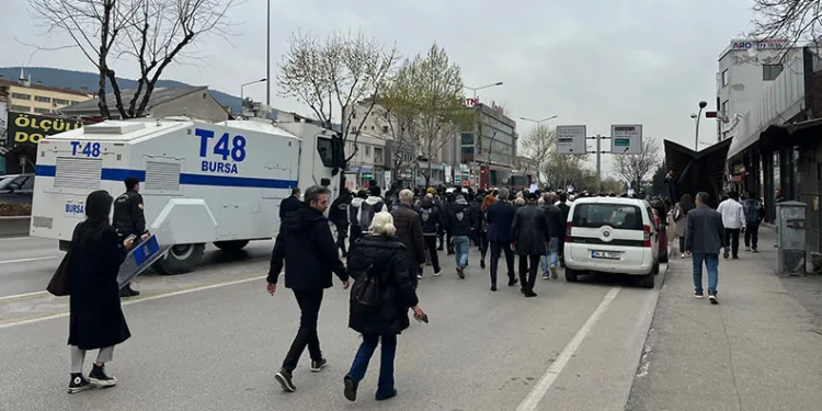 CHP’liler Ankara yolunu trafiğe kapatınca polis müdahale etti