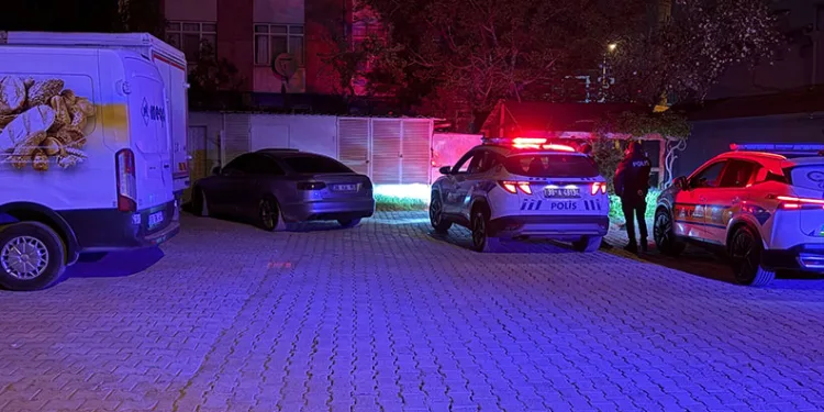 Bakırköy’de seyir halindeki otomobil, tıra arkadan çarptı: 1 yaralı
