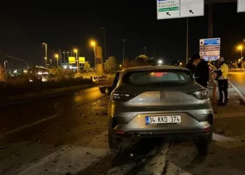 Bakırköy’de seyir halindeki otomobil, tıra arkadan çarptı: 1 yaralı