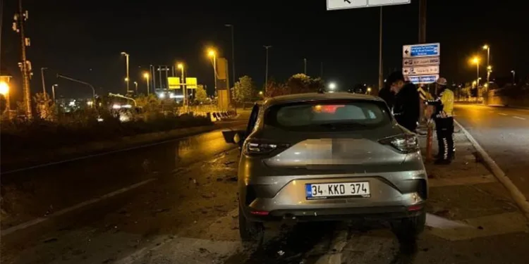 Bakırköy’de seyir halindeki otomobil, tıra arkadan çarptı: 1 yaralı