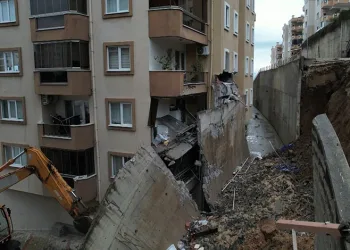 Mudanya’da İstinat Duvarı Çöktü: 2 Blok Tahliye Edildi, Araçlar Enkaz Altında!