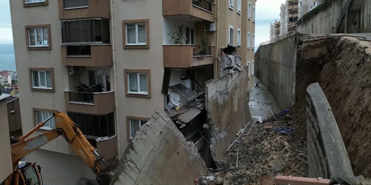 Mudanya’da İstinat Duvarı Çöktü: 2 Blok Tahliye Edildi, Araçlar Enkaz Altında!