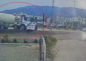 Bakırköy’de seyir halindeki otomobil, tıra arkadan çarptı: 1 yaralı