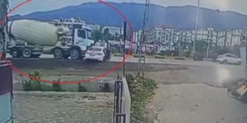 Bakırköy’de seyir halindeki otomobil, tıra arkadan çarptı: 1 yaralı