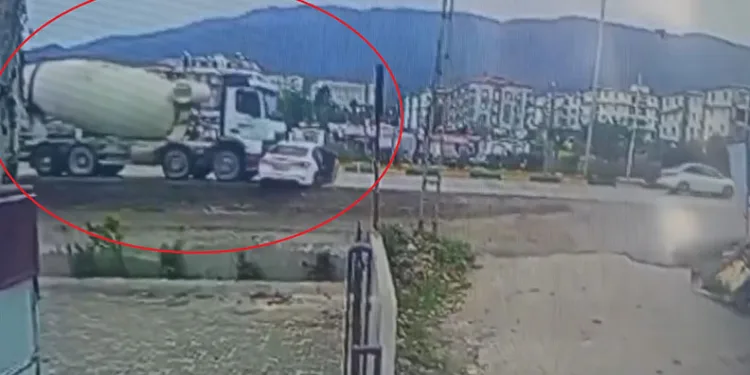 Bakırköy’de seyir halindeki otomobil, tıra arkadan çarptı: 1 yaralı