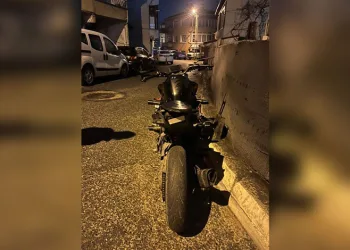 Kontrolden çıkan hafif ticari araç markete daldı: 2 yaralı