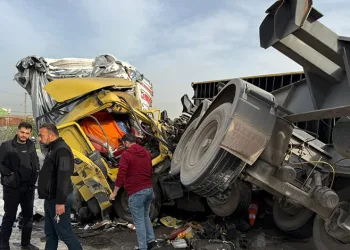 Kazada tırdan devrilen konteyner araçları hurdaya çevirdi