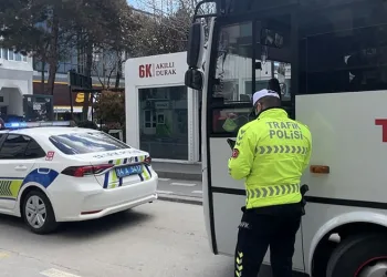 Elazığ’da otomobil mezarlığa girdi: 2 yaralı
