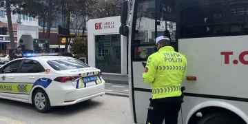 Elazığ’da otomobil mezarlığa girdi: 2 yaralı