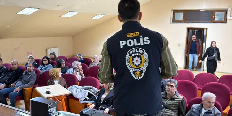 Bakırköy’de seyir halindeki otomobil, tıra arkadan çarptı: 1 yaralı