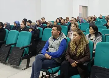 Kontrolden çıkan hafif ticari araç markete daldı: 2 yaralı
