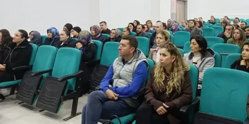 Kontrolden çıkan hafif ticari araç markete daldı: 2 yaralı