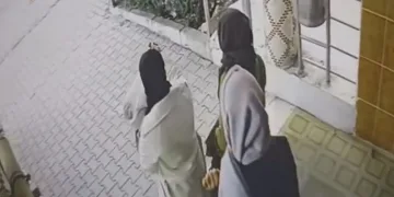 Kontrolden çıkan hafif ticari araç markete daldı: 2 yaralı