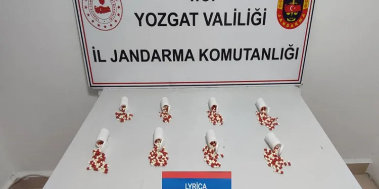 Elazığ’da otomobil mezarlığa girdi: 2 yaralı