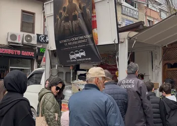 Kamyon ile servis minibüsü çarpıştı 4 kişi yaralandı