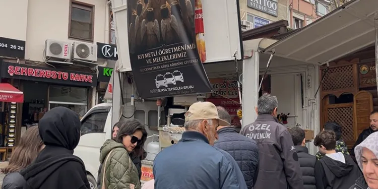 Kamyon ile servis minibüsü çarpıştı 4 kişi yaralandı