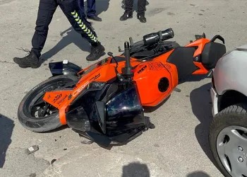 İki katlı ev alev alev yandı