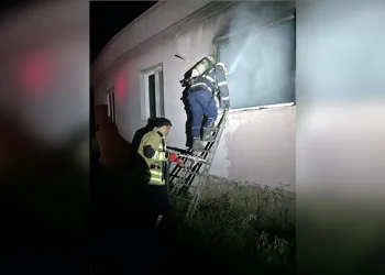 İki katlı ev alev alev yandı