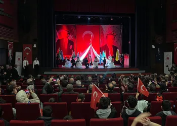 Kamyon ile servis minibüsü çarpıştı 4 kişi yaralandı